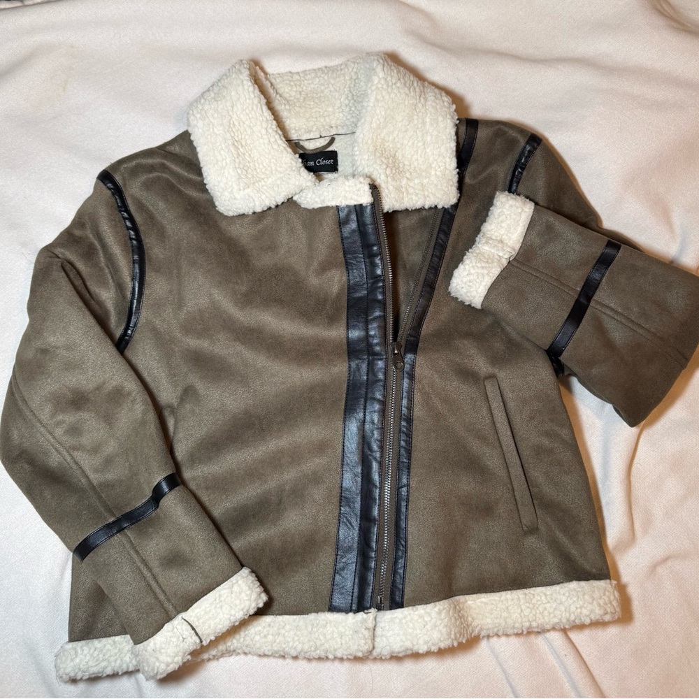 🍂🍁Olive green and Cream Sherpa Jacket with Black Accents
